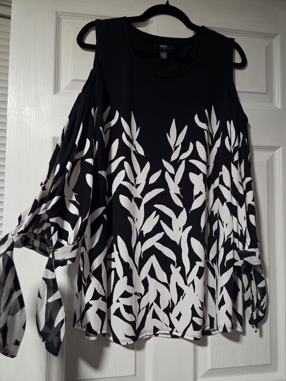 Black & White Cold-Shoulder Leaf Print Women's Top